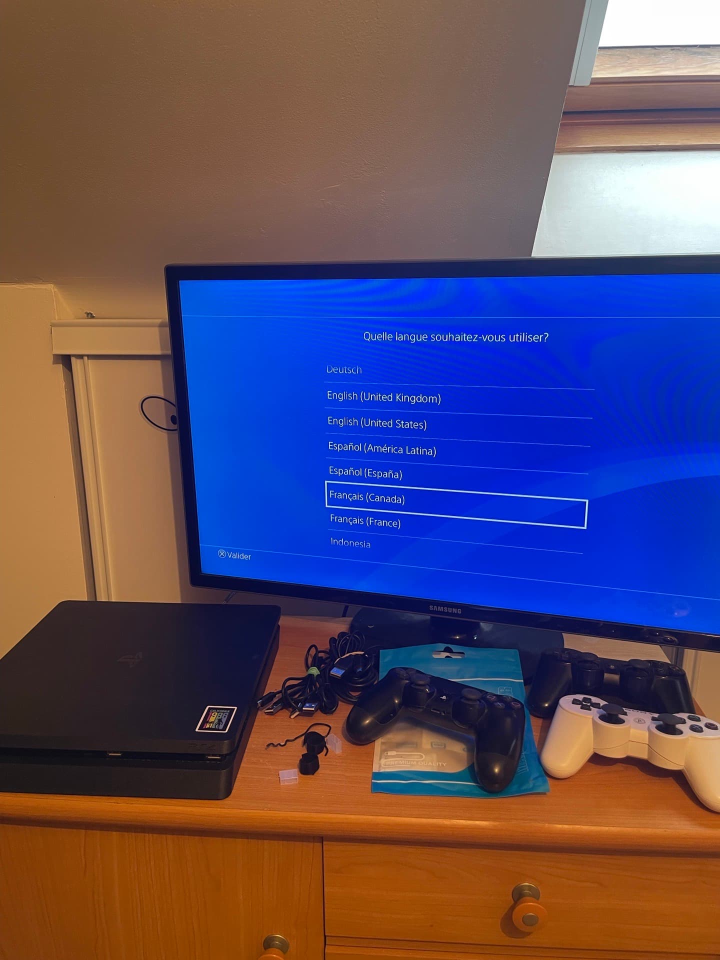 Lot console PlayStation 4 Slim avec 3 manettes et câbles