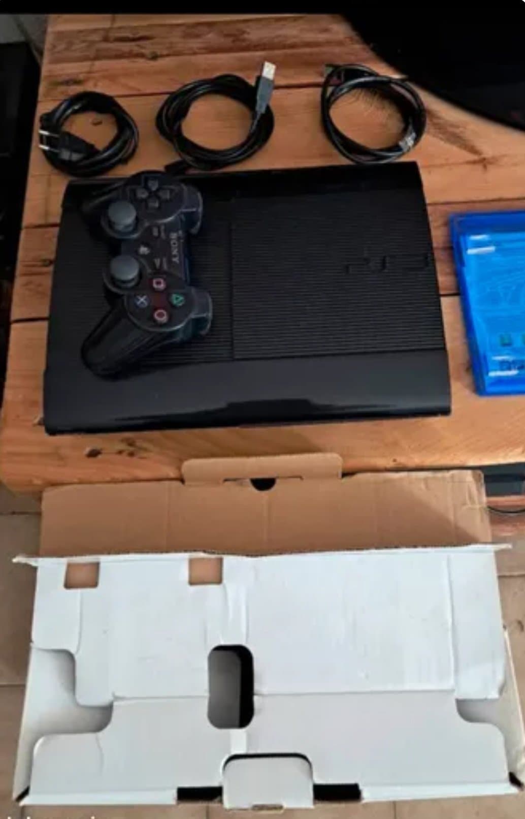Lot console PlayStation 3 Slim et 4 jeux PS3